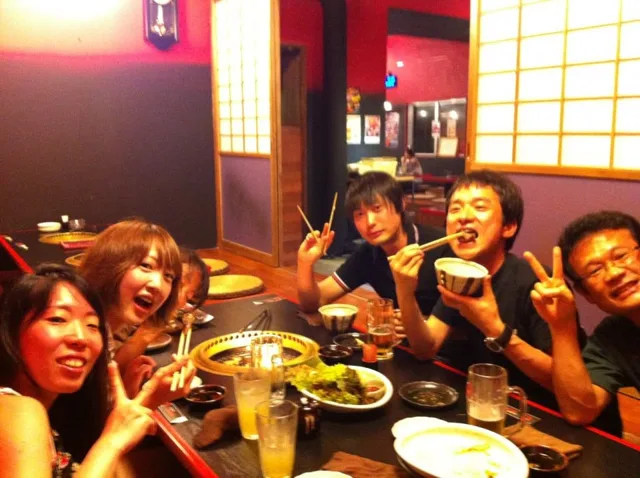 室内で食事と飲み物を囲む参加者(2012-2013年)
