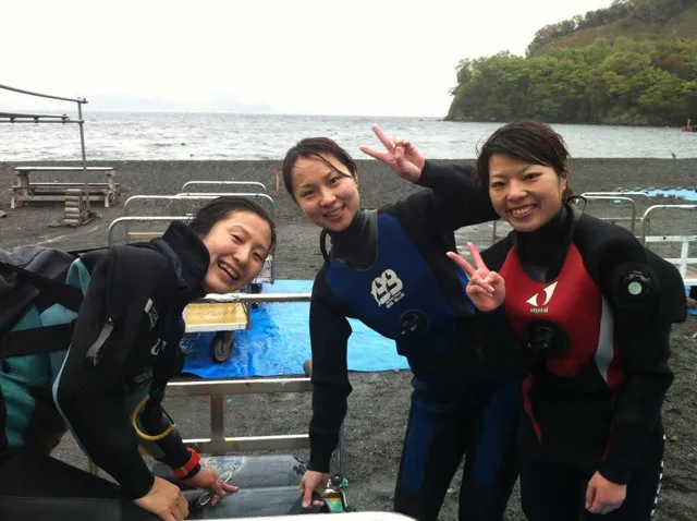 海辺で記念撮影するBIG BLUEの参加者(2012-2013年)
