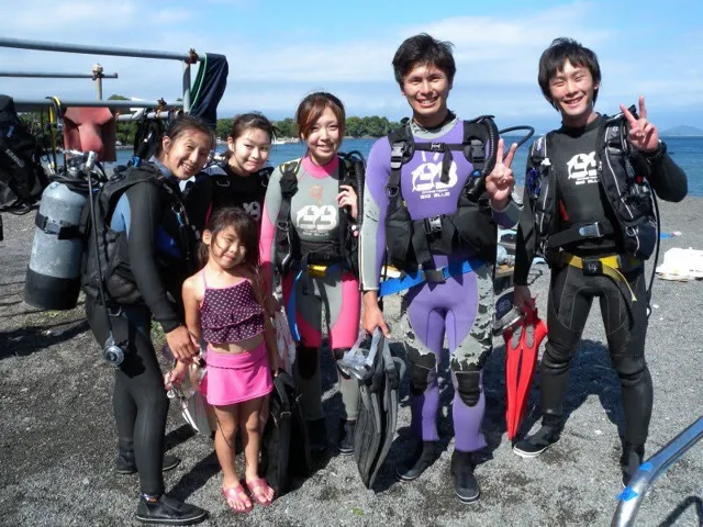 海辺で記念撮影するBIG BLUEの参加者(2012-2013年)