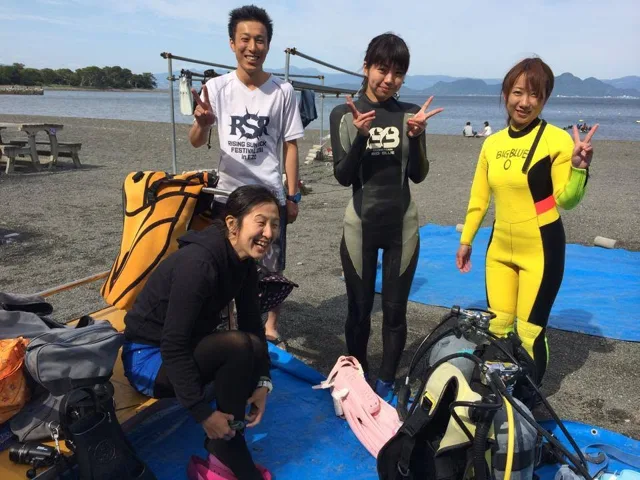 海辺で記念撮影するBIG BLUEの参加者(2014年)