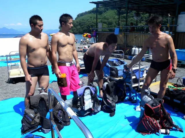 海辺で記念撮影するBIG BLUEの参加者(2012-2013年)