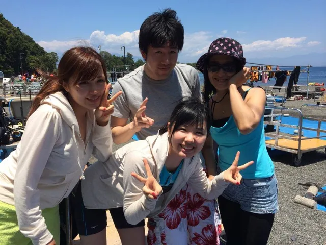 海辺で記念撮影するBIG BLUEの参加者(2014年)