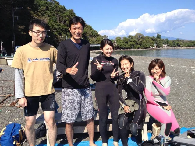 海辺で記念撮影するBIG BLUEの参加者(2014年)