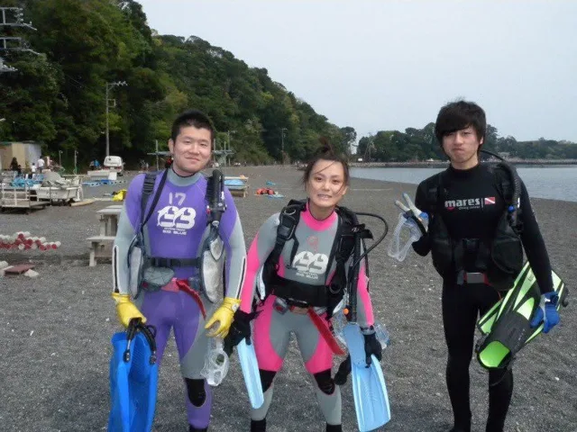 海辺で記念撮影するBIG BLUEの参加者(2012-2013年)