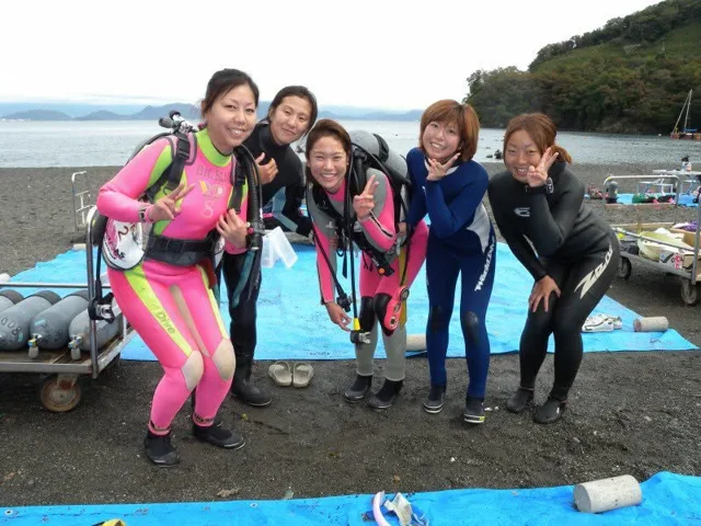 海辺で記念撮影するBIG BLUEの参加者(2012-2013年)