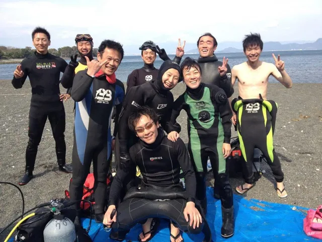 海辺で記念撮影するBIG BLUEの参加者(2012-2013年)