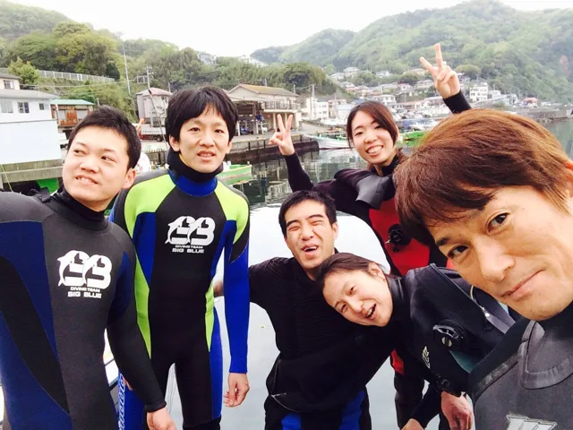 海辺で記念撮影するBIG BLUEの参加者(2015年)