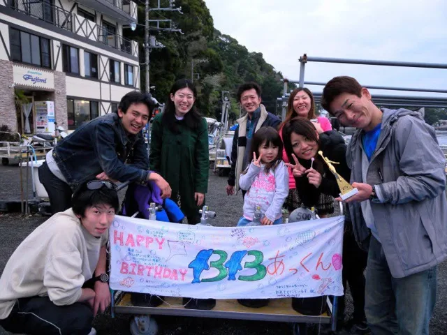 海辺でBIG BLUEの旗を広げる参加者(2012-2013年)
