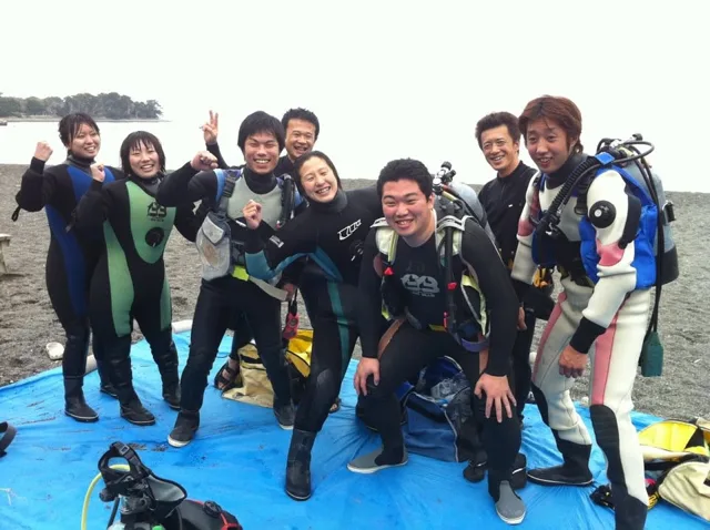 海辺で記念撮影するBIG BLUEの参加者(2012-2013年)