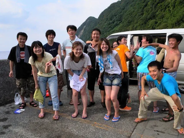 海辺で記念撮影するBIG BLUEの参加者(2012-2013年)