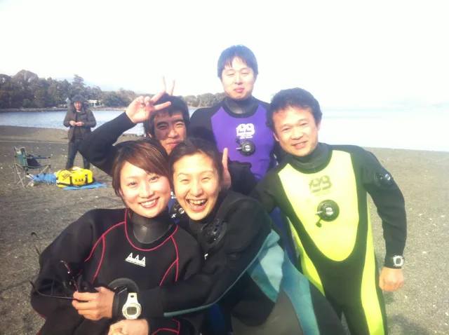 海辺で記念撮影するBIG BLUEの参加者(2012-2013年)