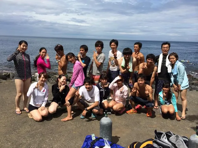 海辺で記念撮影するBIG BLUEの参加者(2014年)