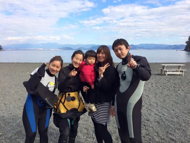 海辺で記念撮影するBIG BLUEの参加者(2015年)
