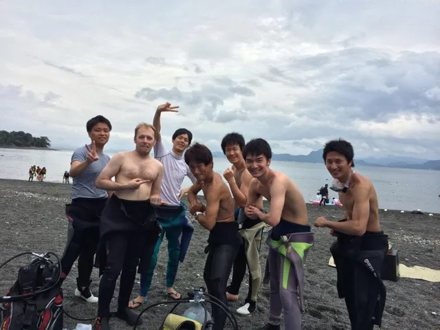海辺で記念撮影するBIG BLUEの参加者(2014年)