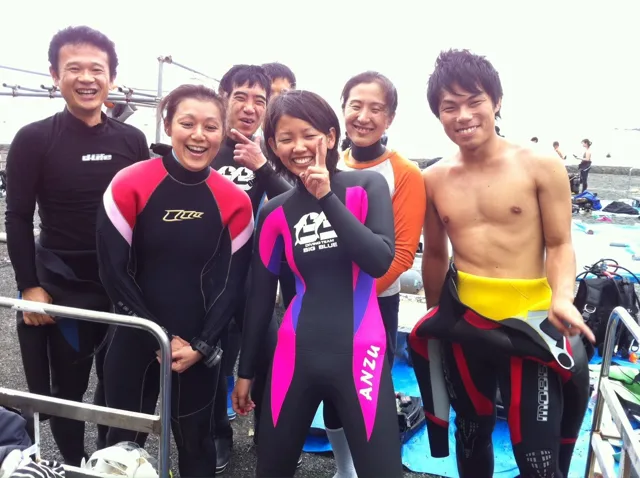 海辺で記念撮影するBIG BLUEの参加者(2012-2013年)