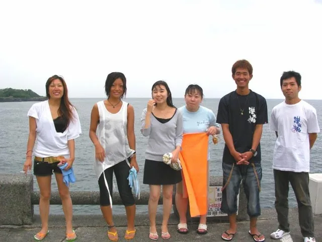 海辺で記念撮影するBIG BLUEの参加者(2012-2013年)
