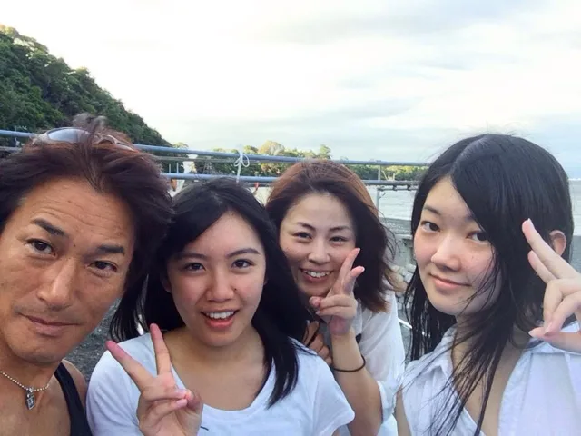 海辺で記念撮影するBIG BLUEの参加者(2014年)