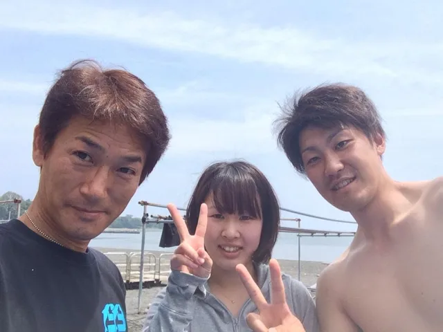 海辺で記念撮影するBIG BLUEの参加者(2014年)