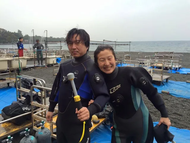 海辺で記念撮影するBIG BLUEの参加者(2015年)