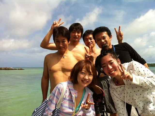 海辺で記念撮影するBIG BLUEの参加者(2012-2013年)