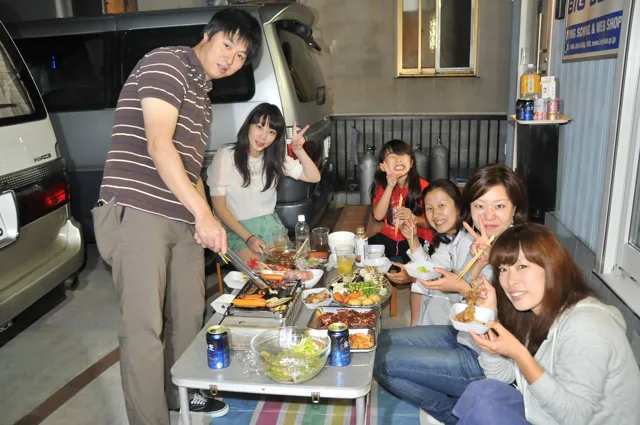 テーブルを囲んで食事を楽しむ参加者(2012-2013年)