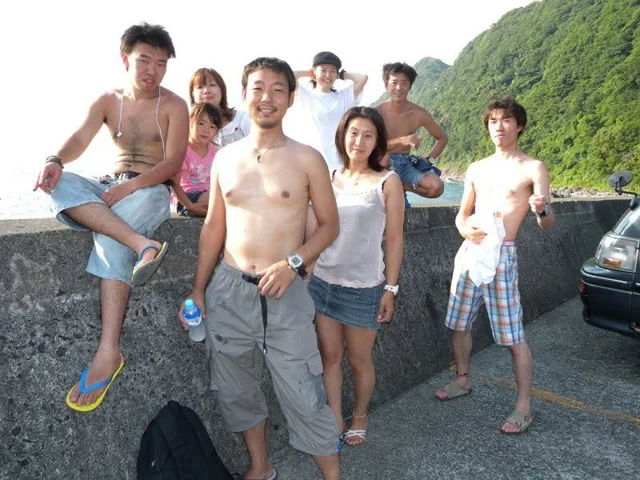 海辺で記念撮影するBIG BLUEの参加者(2012-2013年)