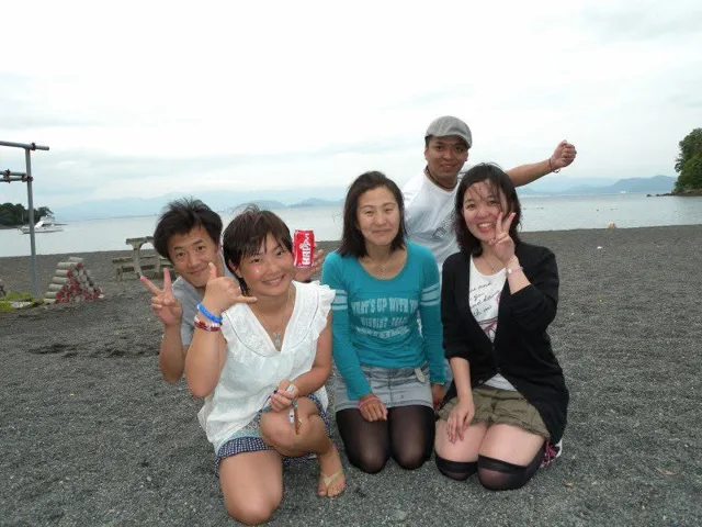 海辺で記念撮影するBIG BLUEの参加者(2012-2013年)