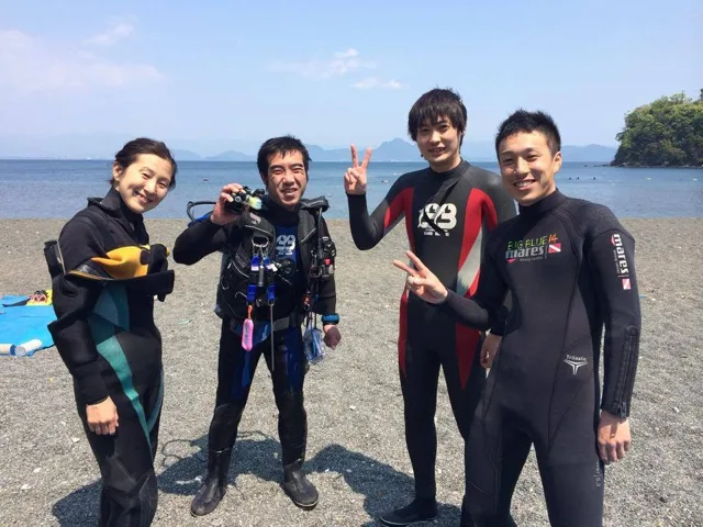 海辺で記念撮影するBIG BLUEの参加者(2014年)