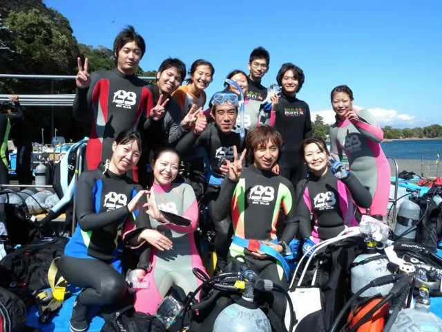 海辺で記念撮影するBIG BLUEの参加者(2012-2013年)