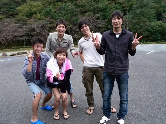 山と海を背景に並ぶ参加者(2012-2013年)