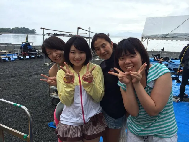 海辺で記念撮影するBIG BLUEの参加者(2014年)