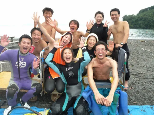 海辺で記念撮影するBIG BLUEの参加者(2012-2013年)
