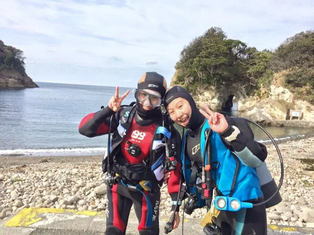 海辺で記念撮影するBIG BLUEの参加者(2015年)