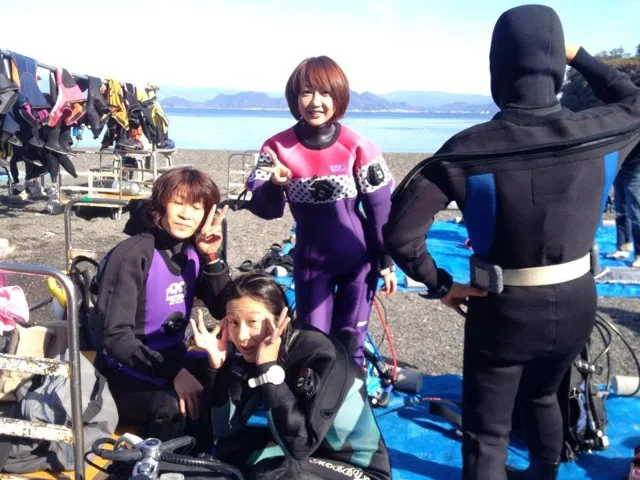 海辺で記念撮影するBIG BLUEの参加者(2014年)