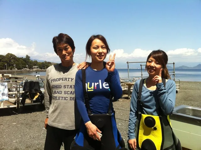 海辺で記念撮影するBIG BLUEの参加者(2012-2013年)