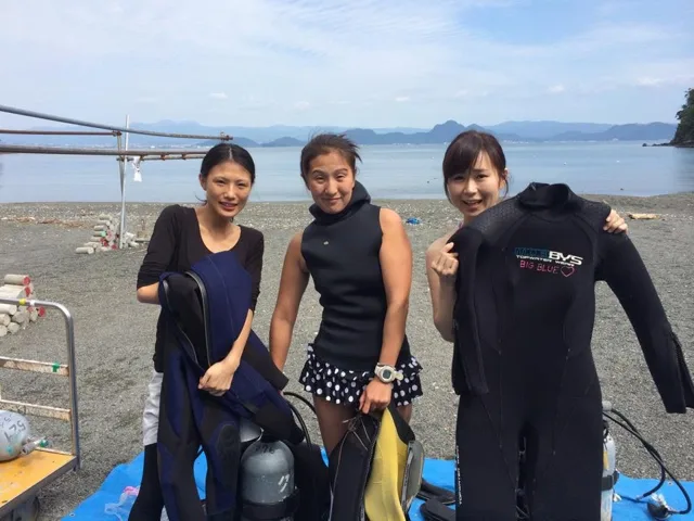 海辺で記念撮影するBIG BLUEの参加者(2015年)