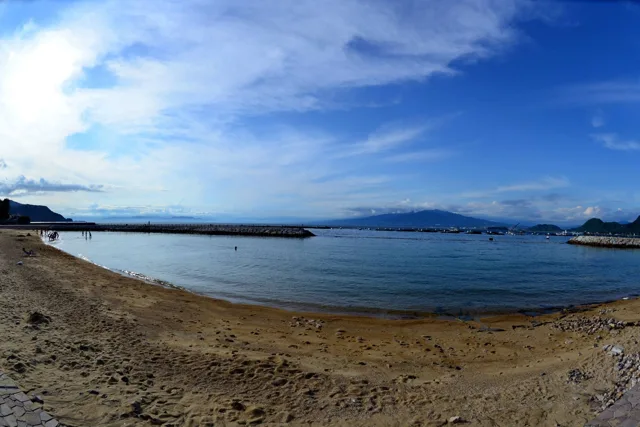青空と穏やかな海が広がる砂浜(2014年)