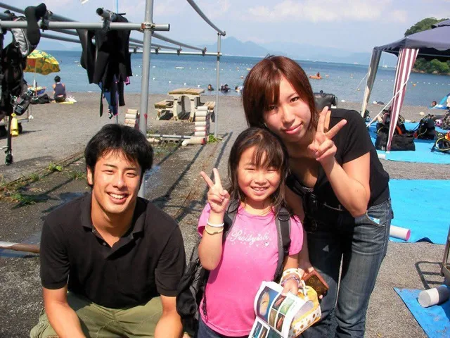 海辺で記念撮影するBIG BLUEの参加者(2012-2013年)