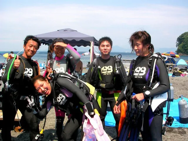 海辺で記念撮影するBIG BLUEの参加者(2012-2013年)