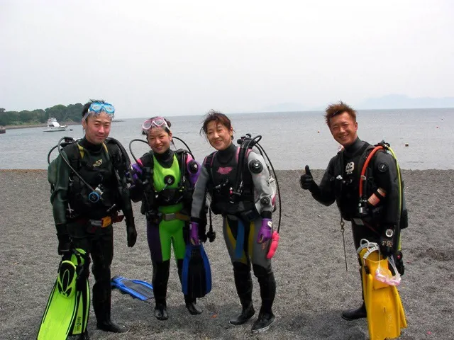海辺で記念撮影するBIG BLUEの参加者(2012-2013年)