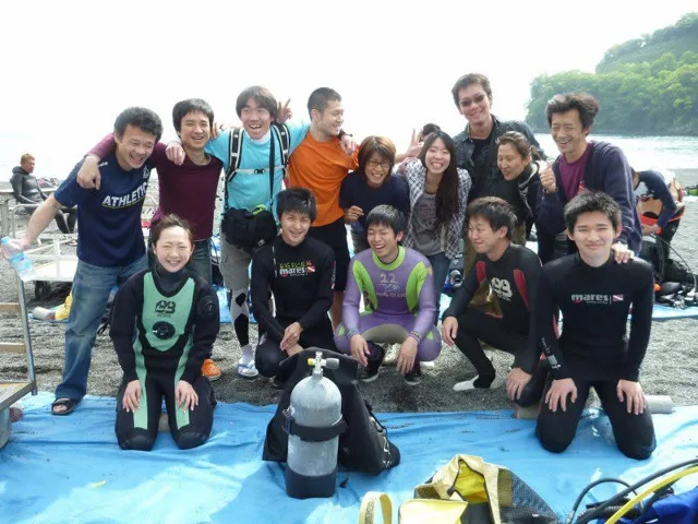 海辺で記念撮影するBIG BLUEの参加者(2012-2013年)