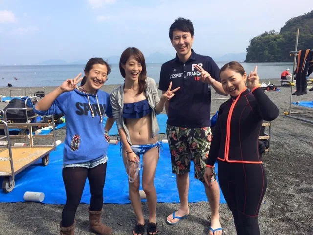 海辺で記念撮影するBIG BLUEの参加者(2015年)