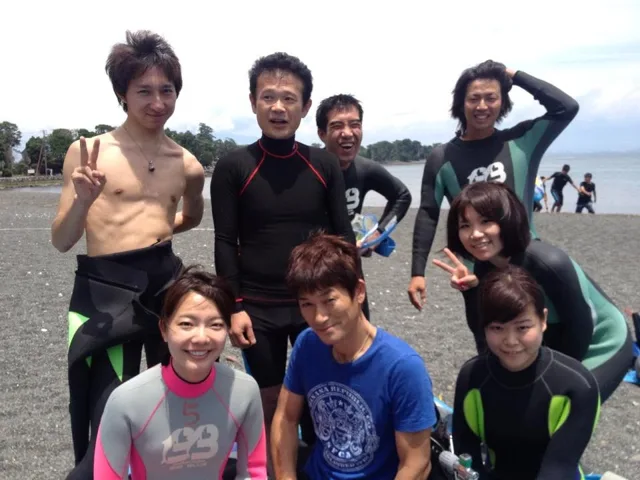 海辺で記念撮影するBIG BLUEの参加者(2012-2013年)