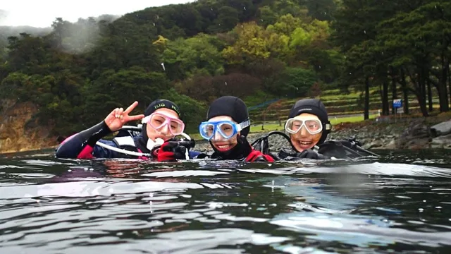 水面で顔を上げるダイバー(2015年)