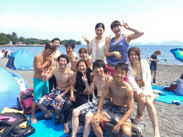 海辺で記念撮影するBIG BLUEの参加者(2015年)