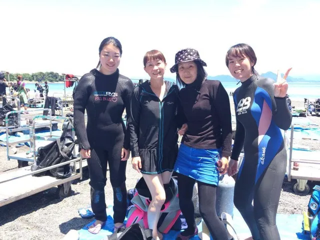海辺で記念撮影するBIG BLUEの参加者(2014年)