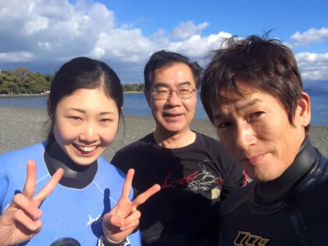海辺で記念撮影するBIG BLUEの参加者(2015年)