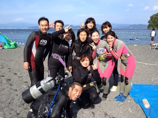 海辺で記念撮影するBIG BLUEの参加者(2012-2013年)