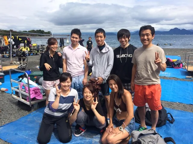 海辺で記念撮影するBIG BLUEの参加者(2015年)