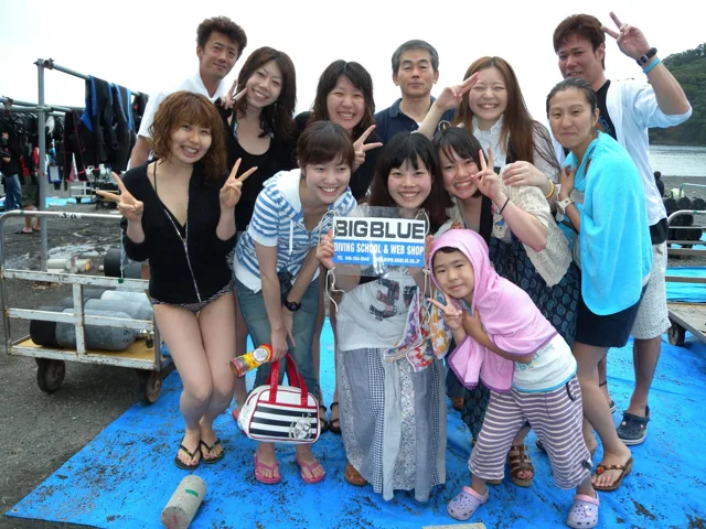 海辺で記念撮影するBIG BLUEの参加者(2012-2013年)